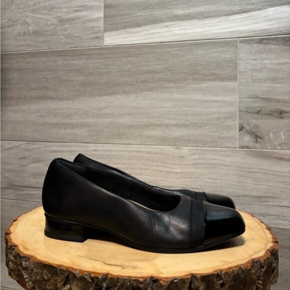 Clark’s Juliet Monte black leather slip on shoe size 5- like new! - Picture 1 of 8